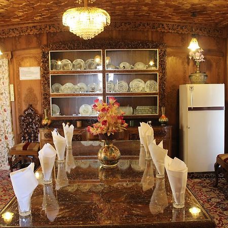 فندق وانجنو وورث هاوس بوت Srīnagar المظهر الخارجي الصورة