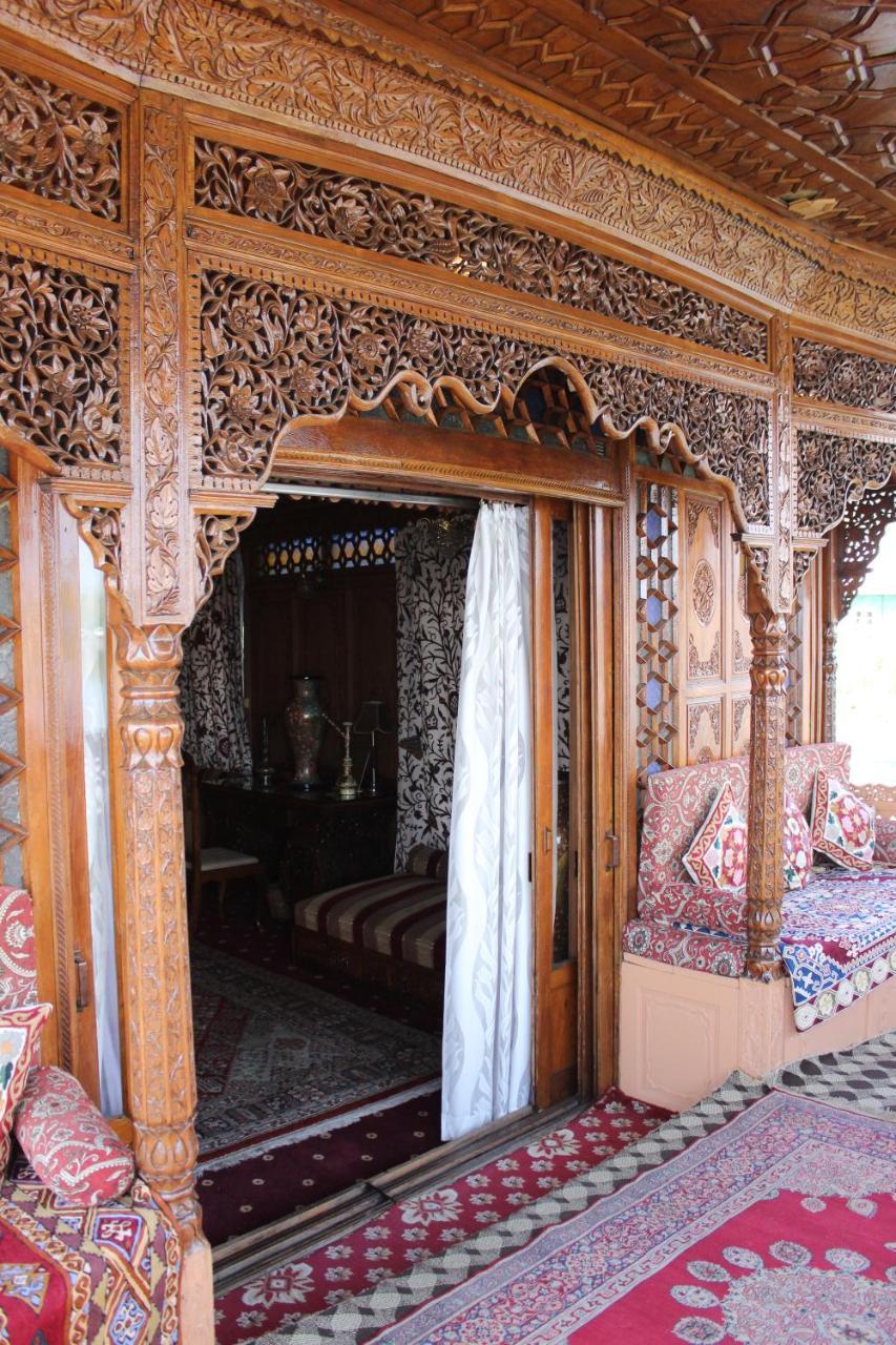 فندق وانجنو وورث هاوس بوت Srīnagar المظهر الخارجي الصورة