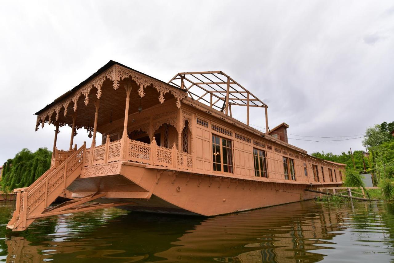 فندق وانجنو وورث هاوس بوت Srīnagar المظهر الخارجي الصورة